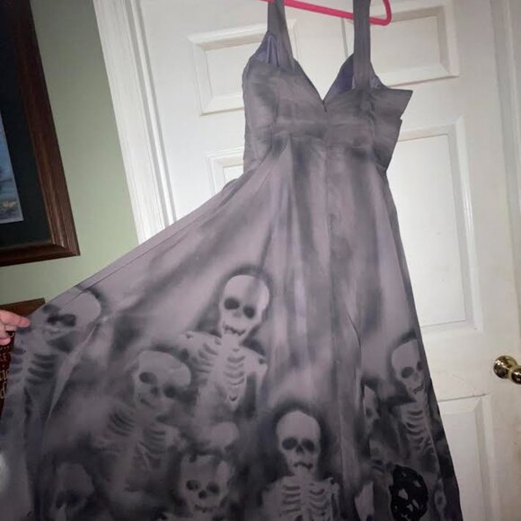 Perfect dress for your Spooky Halloween Soiree - Picture 3 of 4